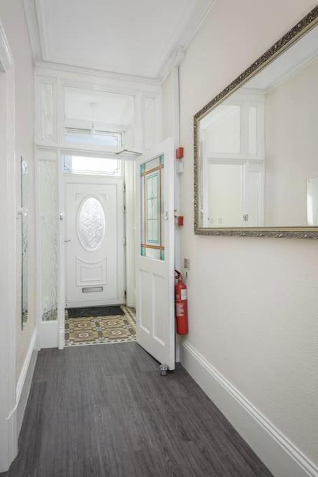 Barton Beachside - Stylish Studio Apartment, Double & Single - Central Beach & Promenade Location - Over 21'S, Family Friendly Only, Id Required Blackpool Exteriör bild